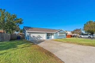 2106 22nd Avenue N, Texas City, TX 77590