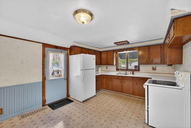76 Chestnut STREET, Oconomowoc, WI 53066
