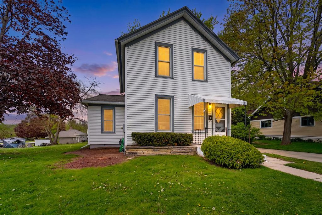 76 Chestnut STREET, Oconomowoc, WI 53066