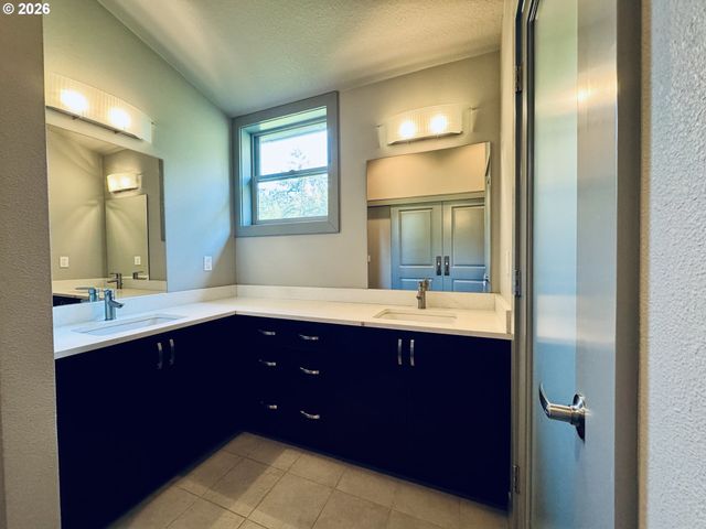 2935 Sw 89TH Ave, Portland, OR 97225