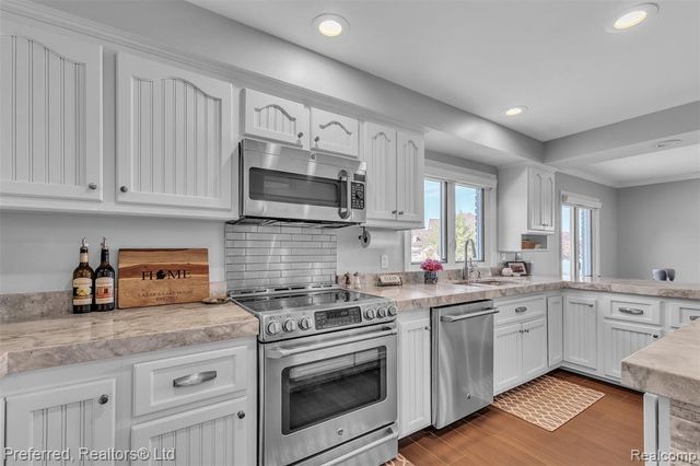 7660 Maceday Lake Road, Waterford, MI 48329