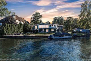 7660 Maceday Lake Road, Waterford, MI 48329