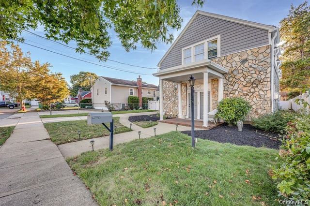 17 Oxford Street, Malverne, NY 11565