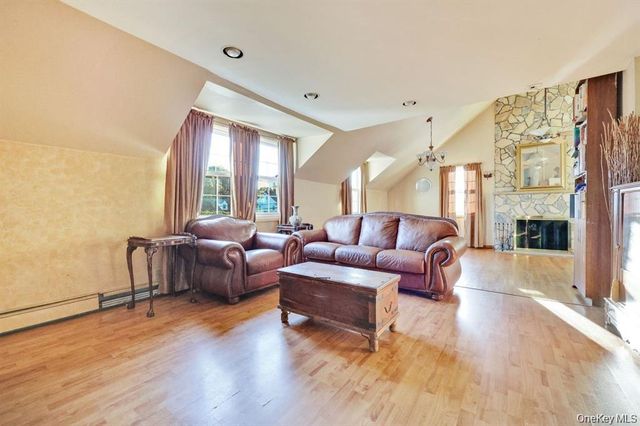 17 Oxford Street, Malverne, NY 11565