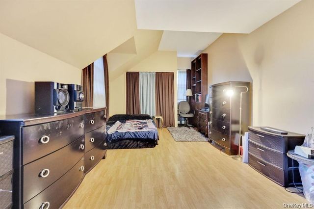 17 Oxford Street, Malverne, NY 11565