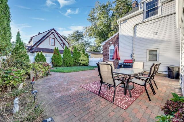 17 Oxford Street, Malverne, NY 11565