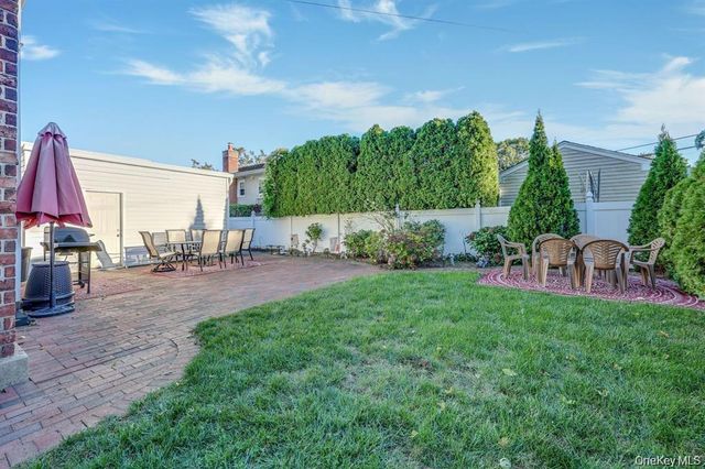 17 Oxford Street, Malverne, NY 11565