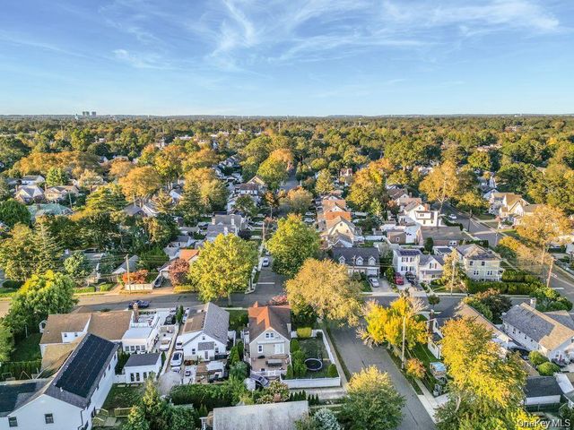 17 Oxford Street, Malverne, NY 11565