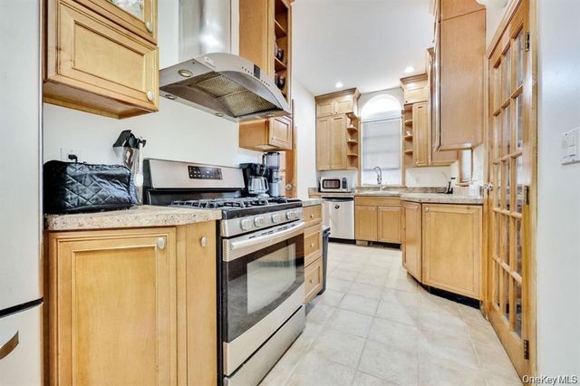 17 Oxford Street, Malverne, NY 11565