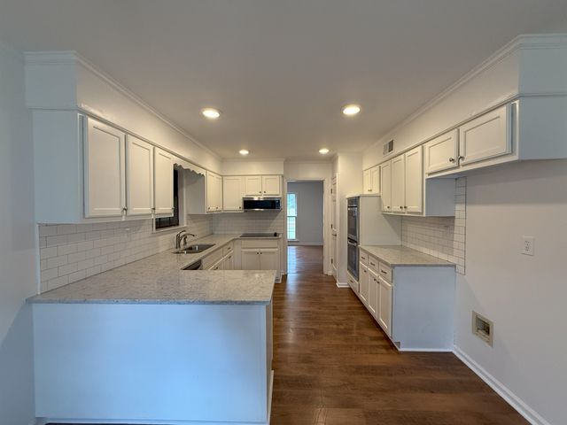 7637 CROSS VILLAGE DR, Germantown, TN 38138