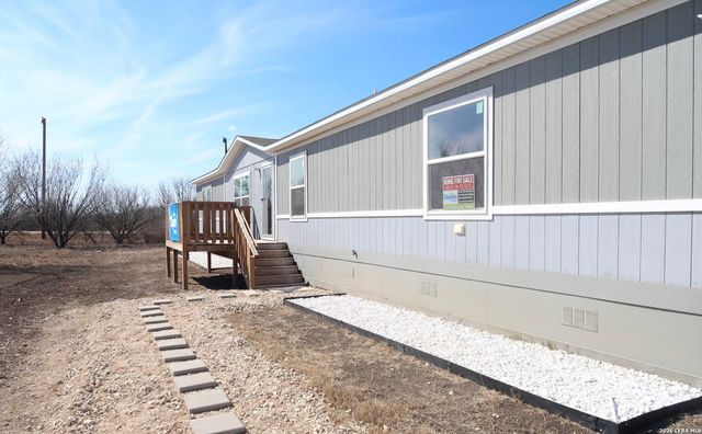 146 Frio Estates Dr, Moore, TX 78057