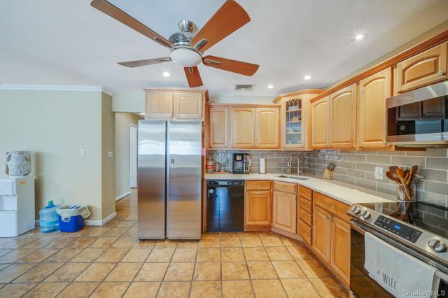 23 Pearsall Place, Deer Park, NY 11729