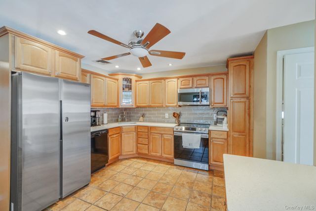 23 Pearsall Place, Deer Park, NY 11729