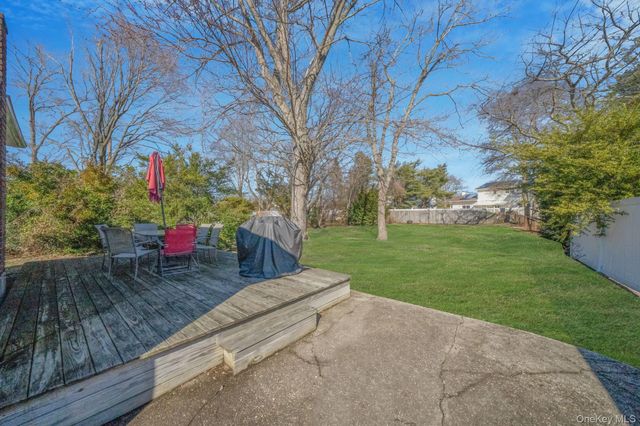 23 Pearsall Place, Deer Park, NY 11729