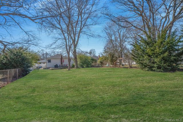 23 Pearsall Place, Deer Park, NY 11729