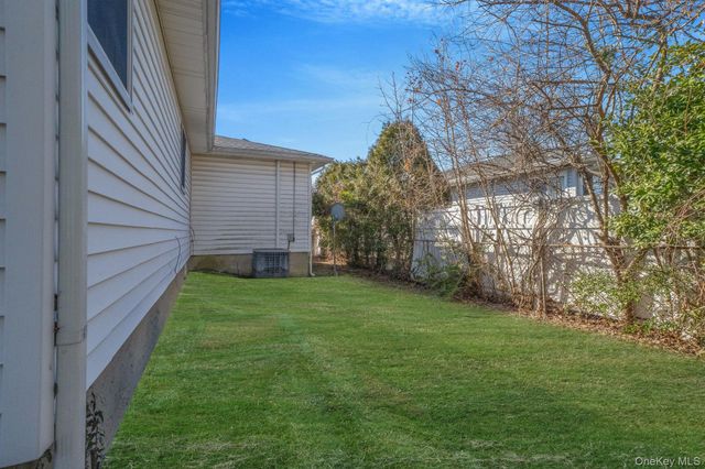 23 Pearsall Place, Deer Park, NY 11729