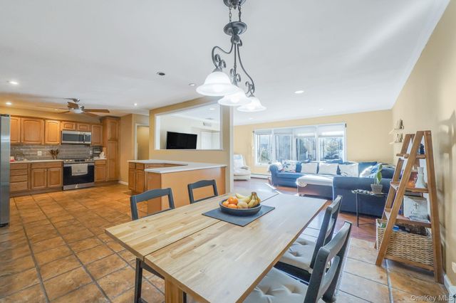 23 Pearsall Place, Deer Park, NY 11729