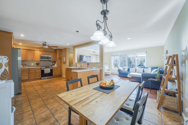 23 Pearsall Place, Deer Park, NY 11729