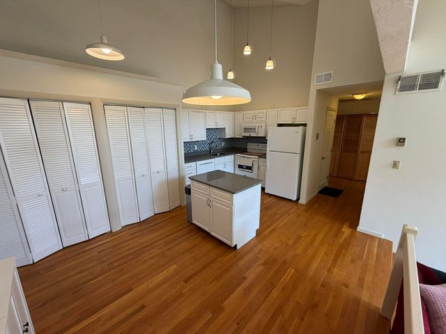 10 Chapman St 303, Weymouth, MA 02189