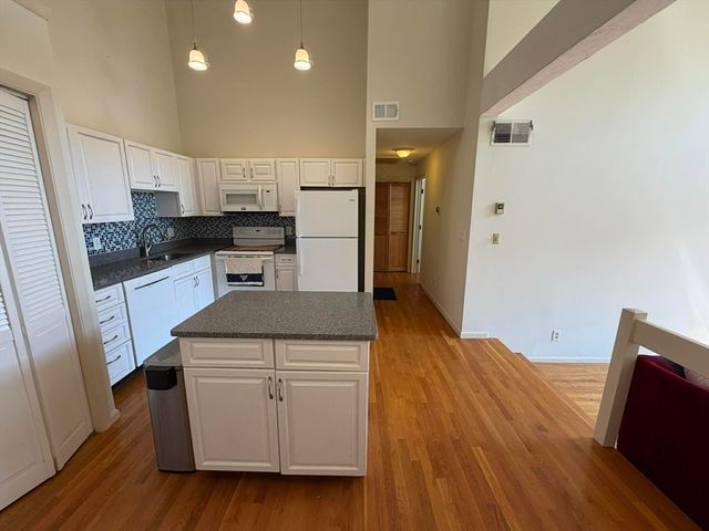 10 Chapman St 303, Weymouth, MA 02189