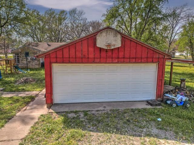 1010 Menor St, Winfield, KS 67156