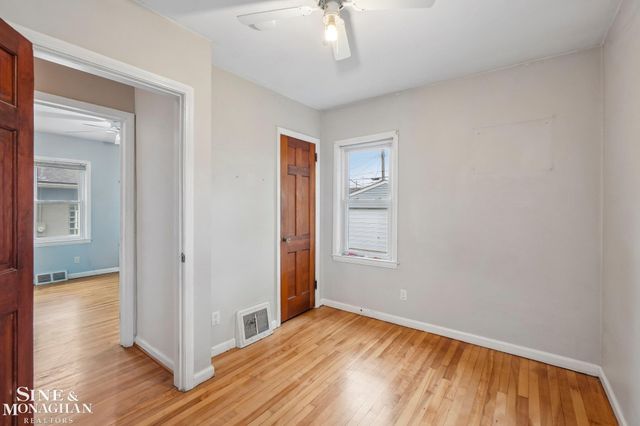 21025 Sunset Avenue, Warren, MI 48091