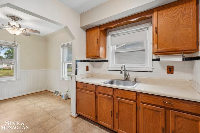 21025 Sunset Avenue, Warren, MI 48091