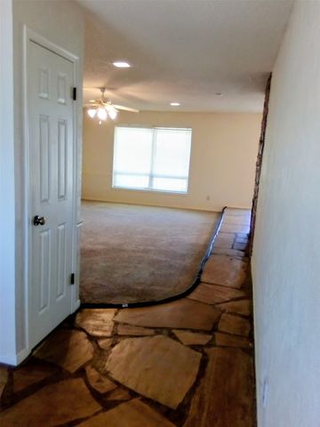 2800 Hedgeway Drive, Arlington, TX 76016