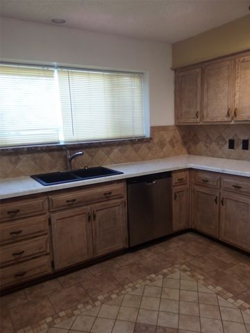 2800 Hedgeway Drive, Arlington, TX 76016