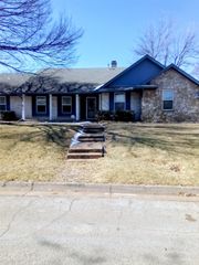 2800 Hedgeway Drive, Arlington, TX 76016