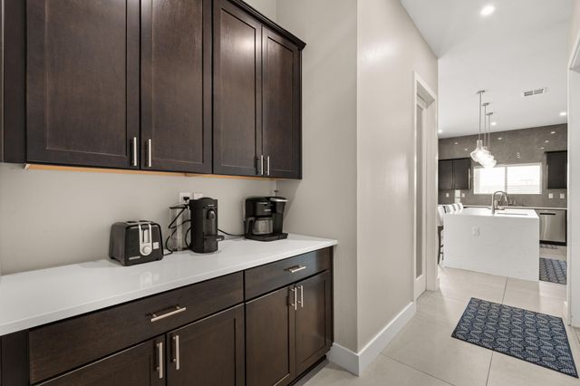 6527 Trestle Glen Road NW, Albuquerque, NM 87120