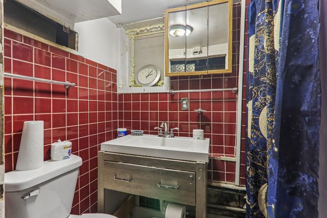 4425 W Carroll Avenue, Chicago, IL 60624
