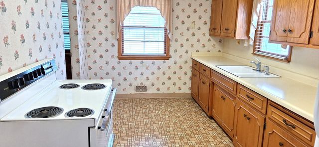 1887 Oxford Street N, Roseville, MN 55113