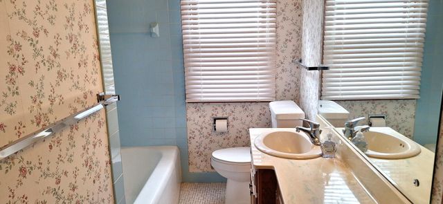1887 Oxford Street N, Roseville, MN 55113