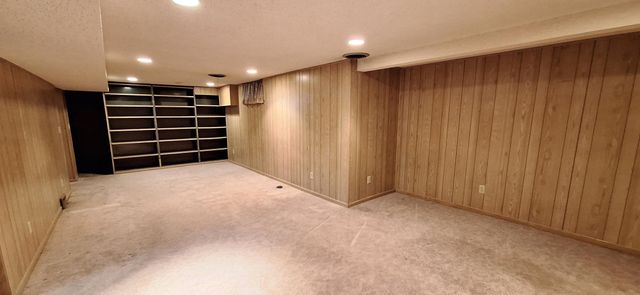 1887 Oxford Street N, Roseville, MN 55113