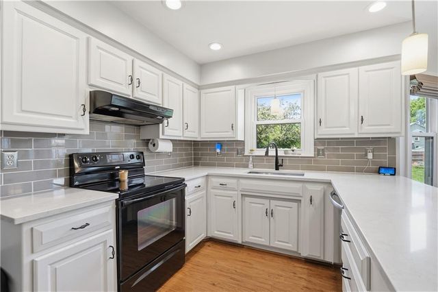 8050 Lakeview Avenue, Lenexa, KS 66219