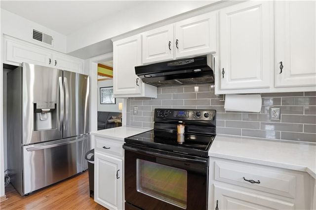 8050 Lakeview Avenue, Lenexa, KS 66219