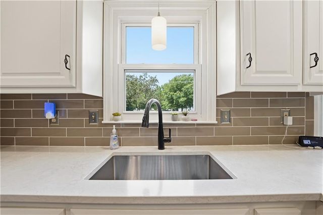 8050 Lakeview Avenue, Lenexa, KS 66219