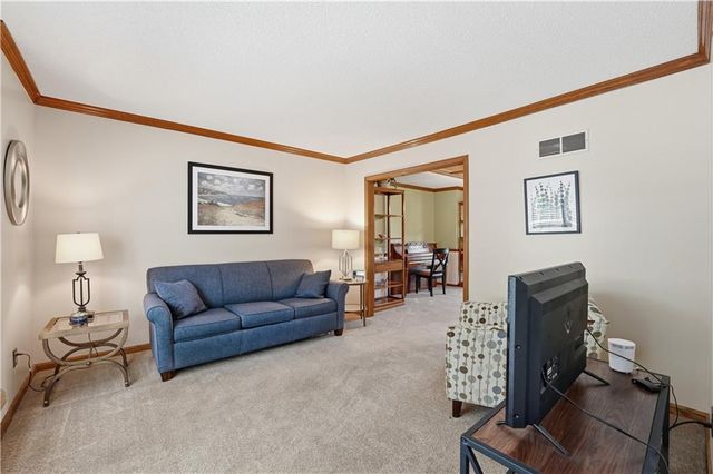 8050 Lakeview Avenue, Lenexa, KS 66219