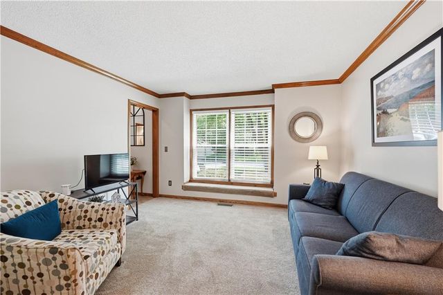 8050 Lakeview Avenue, Lenexa, KS 66219