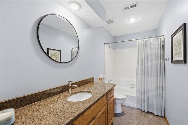 8050 Lakeview Avenue, Lenexa, KS 66219