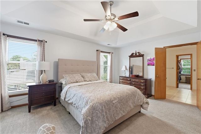 8050 Lakeview Avenue, Lenexa, KS 66219