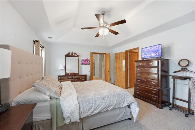 8050 Lakeview Avenue, Lenexa, KS 66219