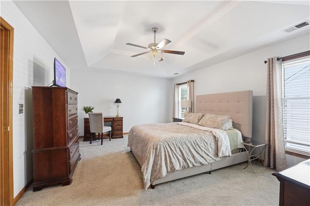 8050 Lakeview Avenue, Lenexa, KS 66219