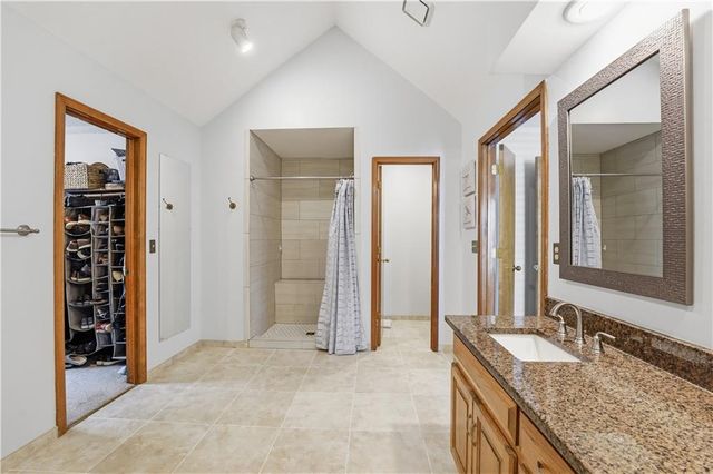 8050 Lakeview Avenue, Lenexa, KS 66219
