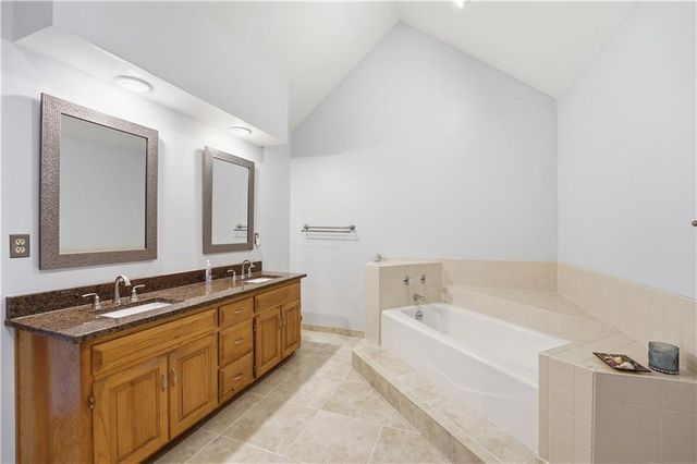8050 Lakeview Avenue, Lenexa, KS 66219