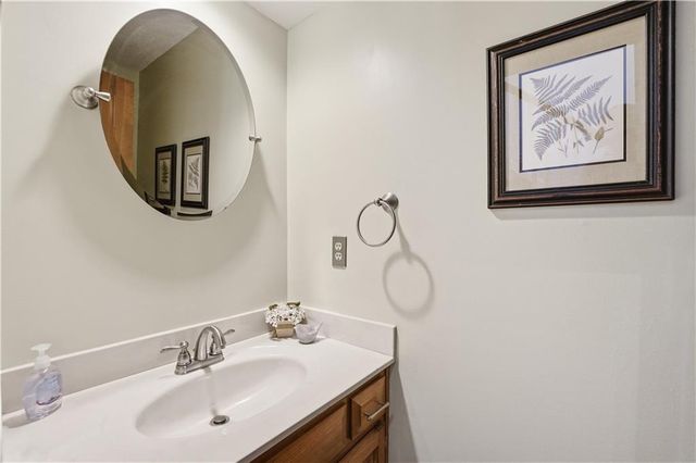 8050 Lakeview Avenue, Lenexa, KS 66219