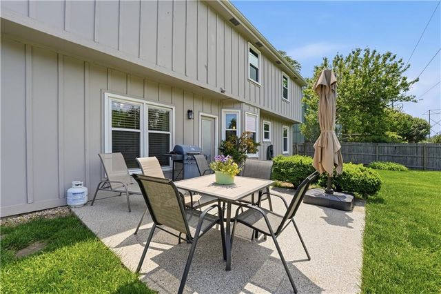 8050 Lakeview Avenue, Lenexa, KS 66219
