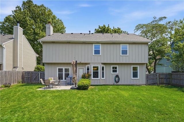 8050 Lakeview Avenue, Lenexa, KS 66219