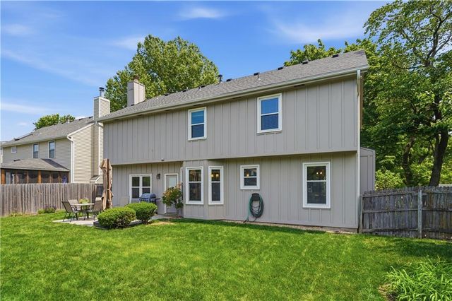 8050 Lakeview Avenue, Lenexa, KS 66219